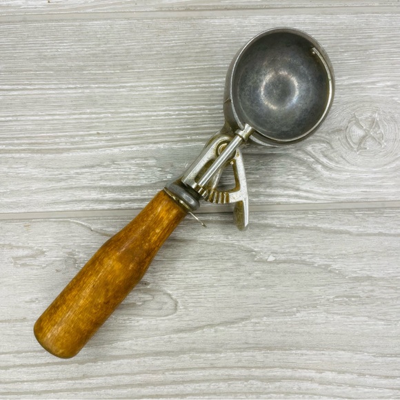 Vintage metal and wood ice cream scooper can be used it as decoration’s kitchen - Picture 1 of 8